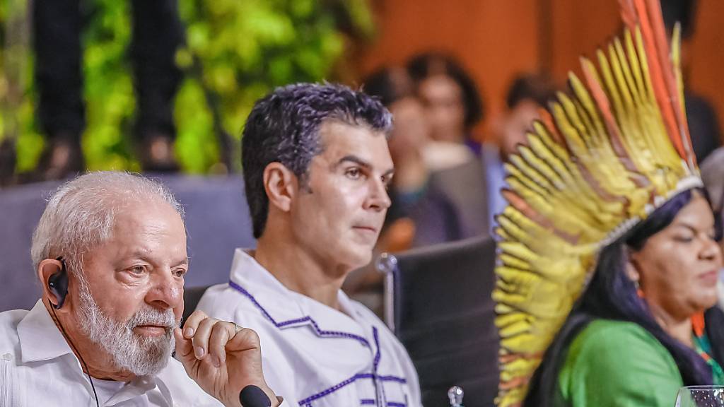 dpatopbilder - HANDOUT - Auf diesem vom brasilianischen Präsidentenamt zur Verfügung gestellten Bild nehmen Luiz Inacio Lula da Silva (l-r), Präsident von Brasilien, Helder Barbalho (M.), Gouverneur des brasilianischen Bundesstaates Para, und Sonia Guajajara, Ministerin für indigene Völker von Brasilien, am Beginn des Gipfeltreffens der Staats- und Regierungschefs der südamerikanischen Amazonasländer teil. Foto: Ricardo Stuckert/Palacio Planato/dpa - ACHTUNG: Nur zur redaktionellen Verwendung und nur mit vollständiger Nennung des vorstehenden Credits