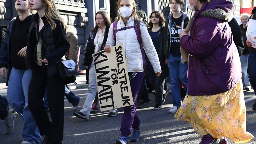 Die schwedische Klimaaktivistin Greta Thunberg (M) geht während einer Demonstration der Bewegung «Fridays for Future» zusammen mit anderen Klimaaktivisten durch die Straßen. Foto: Etrik Simander/Tt/TT NEWS AGENCY/AP/dpa