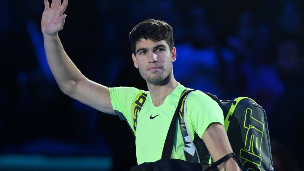 Ein zufriedener Carlos Alcaraz verlässt den Court