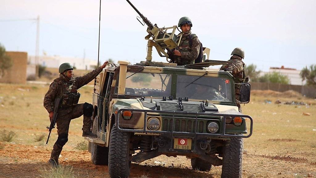 Tunesische Soldaten bei einem Einsatz im Grenzgebiet zu Libyen. Für die Grenzsicherung soll künftig ein neues elektronisches System zum Einsatz kommen, das die USA finanzieren. (Archivbild)