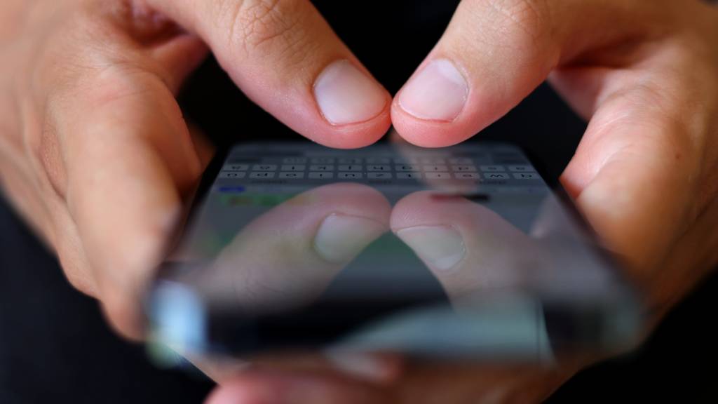 Die Luzerner Polizei warnt vor SMS-Betrügern, die Bussengelder im Namen der Luzerner Polizei verlangen. (Symbolbild)