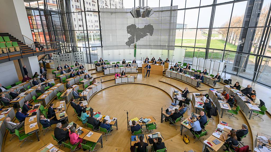 ARCHIV - Blick in den Plenarsaal während einer Sitzung des sächsischen Landtages. Foto: Robert Michael/dpa