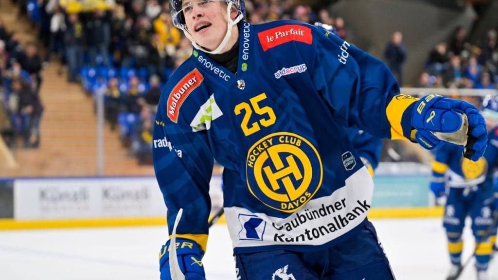 Beni Waidacher erzielt sein erstes Tor in der National League für den HC Davos