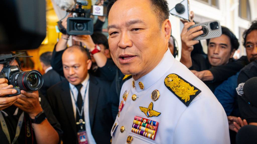 dpatopbilder - Thailands Premierminister Anutin Charnvirakul wird im Regierungsgebäude von Medienvertretern umringt. Foto: Arnun Chonmahatrakool/AP/dpa