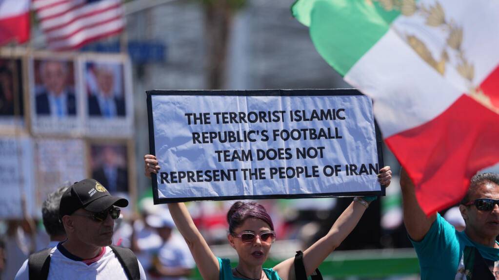 Die WM-Partie des Iran gegen Neuseeland steht unter sehr besonderen Vorzeichen. Das ist schon vor dem Anpfiff zu sehen. Viele Fans drücken eine klare Botschaft aus.