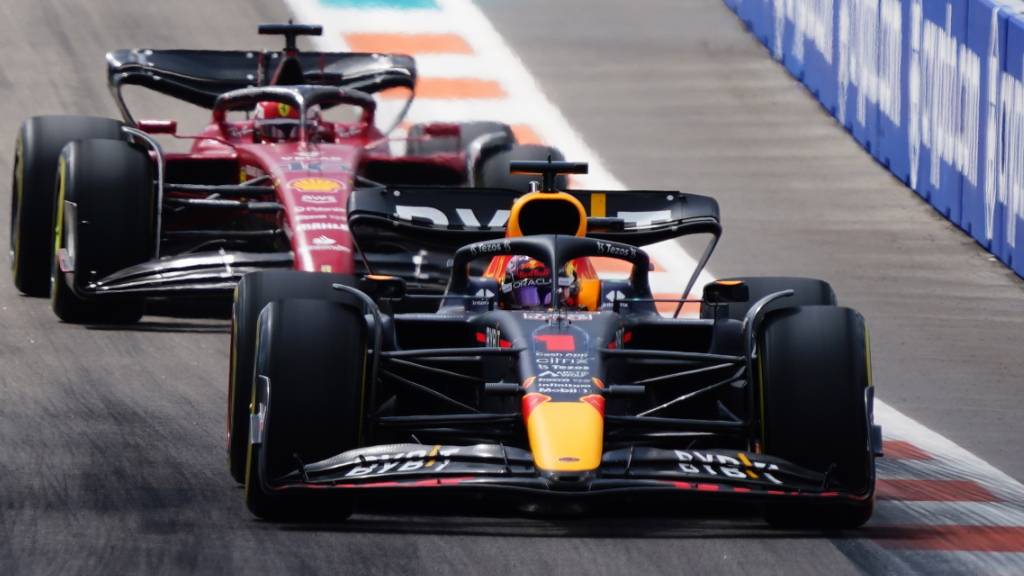 Max Verstappen im Red Bull (vorne) hält im Grand Prix von Miami WM-Leader Charles Leclerc im Ferrari in Schach