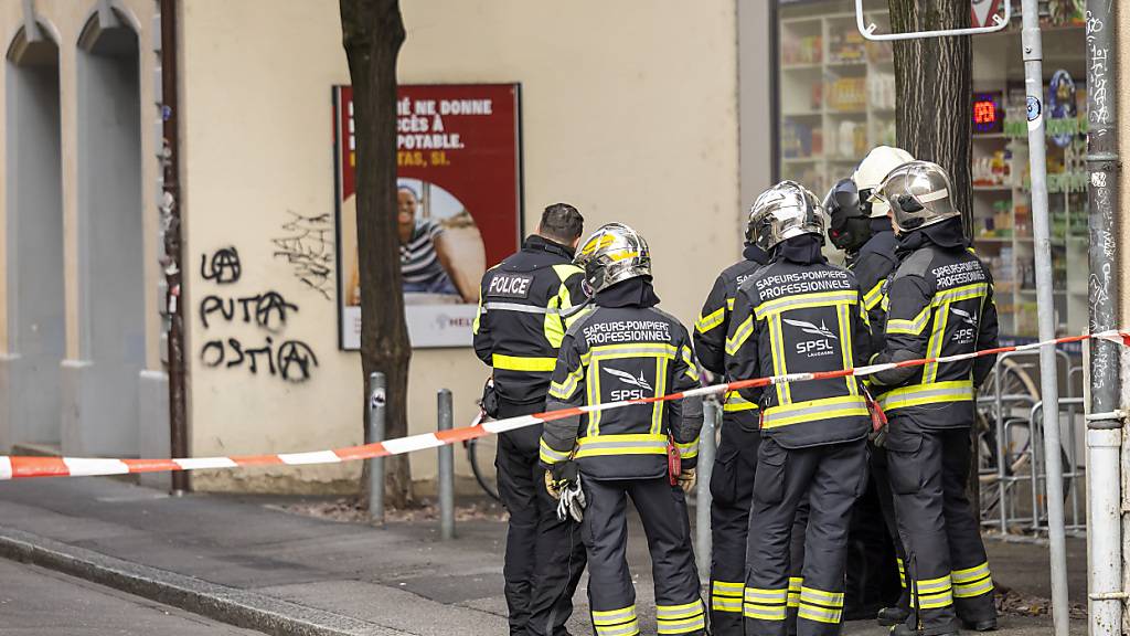 Feuerwehrleute und Polizisten stehen in Lausanne im Einsatz.