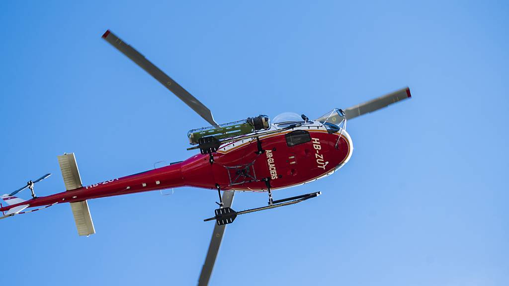 Ein Rettungshelikopter der Air-Glaciers rettete vier Berggänger im Berner Oberland. Sie waren am Samstagabend in eine missliche Situation geraten. (Archivbild)
