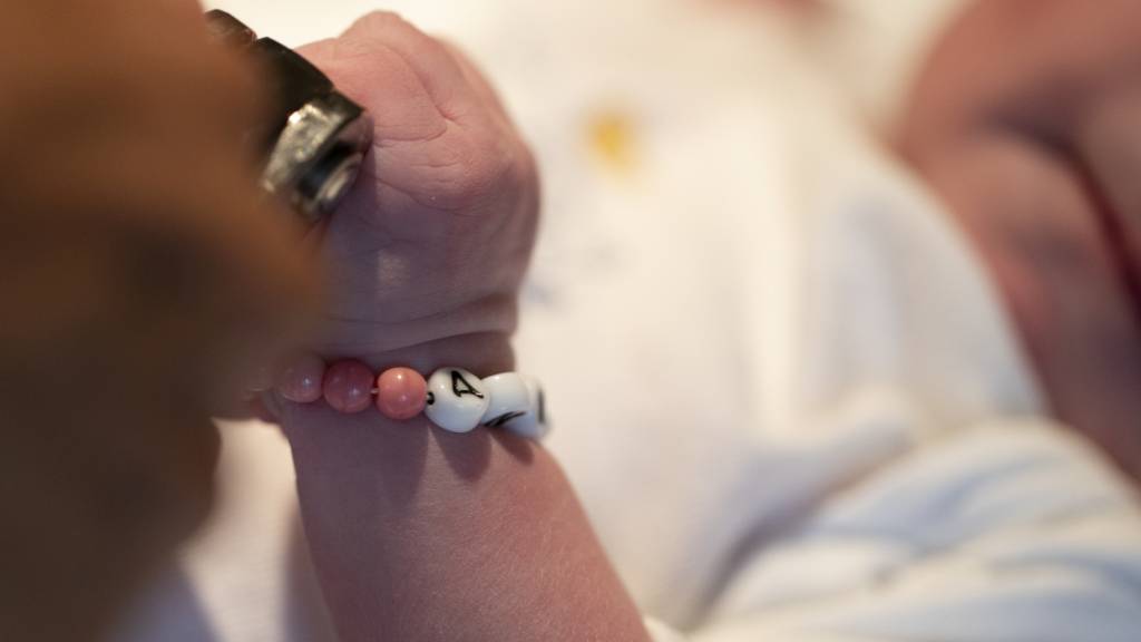 Mütter können im Spital Sursee LU nach einer unkomplizierten Geburten das Spital bereits nach zwei Tagen wieder verlassen. (Symbolbild)