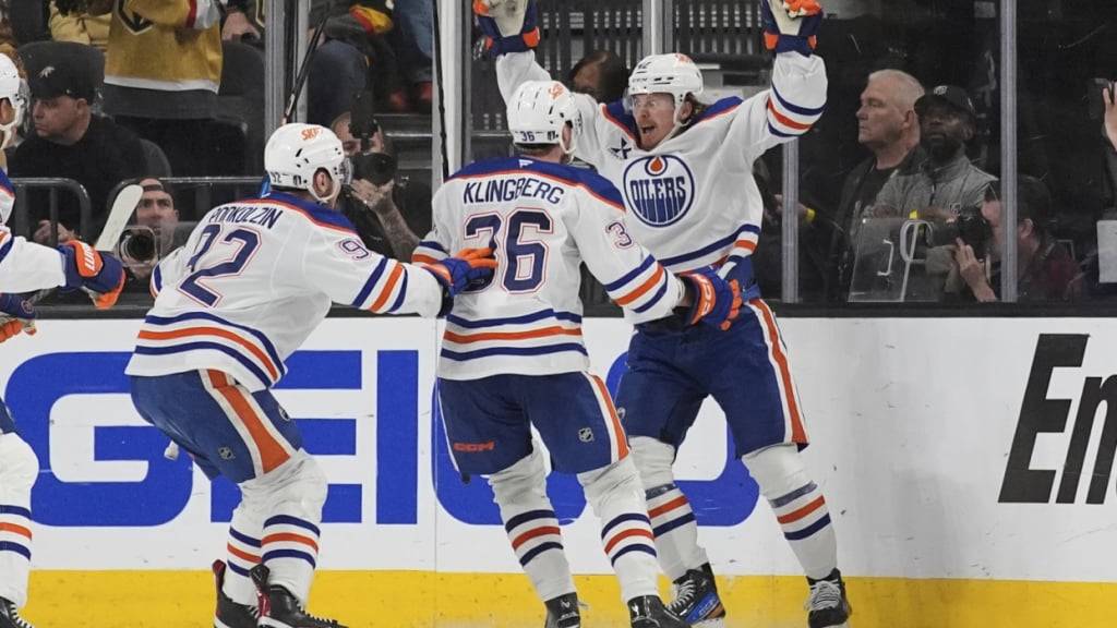 Kasperi Kapanen (rechts) schiesst die Oilers mit seinem Overtime-Goal in die Halbfinals