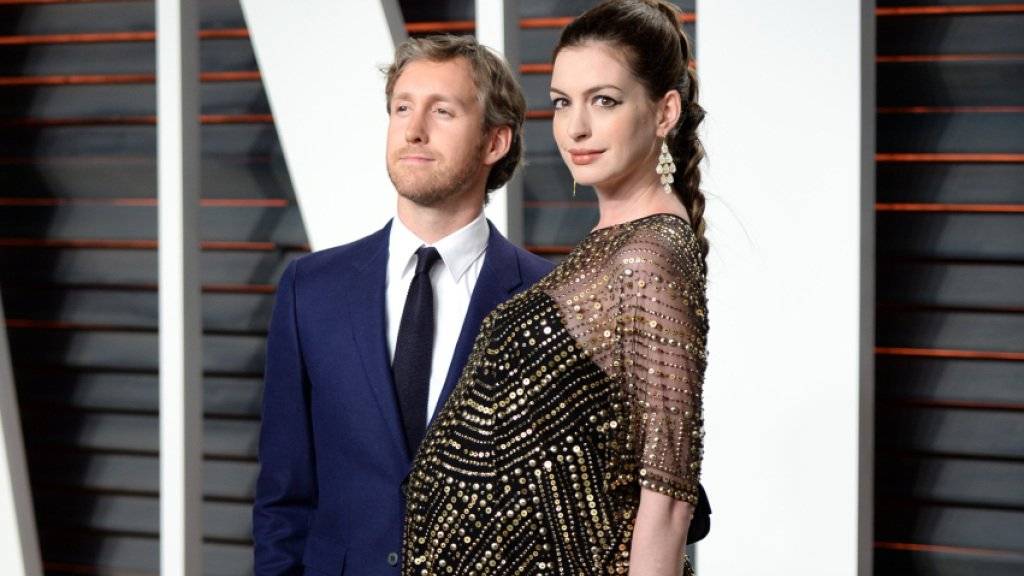 Adam Shulman und die hochschwangere Anne Hathaway Ende Februar an einer Oscar-Party. Vor zwei Wochen kam Sohn Jonathan zur Welt. (Archivbild)