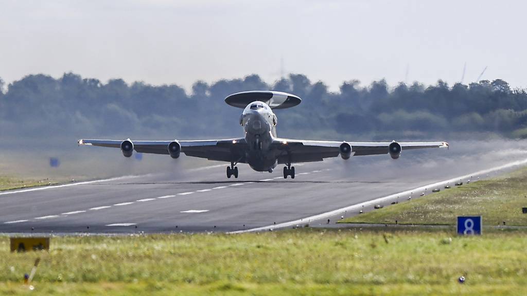 Ein Awacs-Flugzeug startet am Nato-Flugplatz in Geilenkirchen. Foto: Christoph Reichwein/dpa