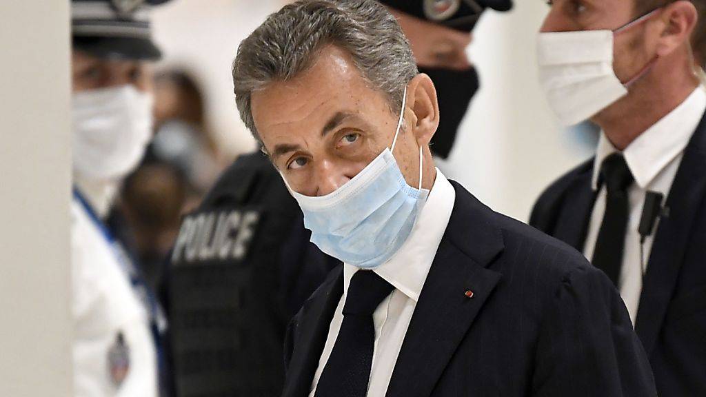 dpatopbilder - Nicolas Sarkozy trifft zur Eröffnungsverhandlung seines Prozesses im Gerichtsgebäude in Paris ein. Foto: Bertrand Guay/AFP/dpa