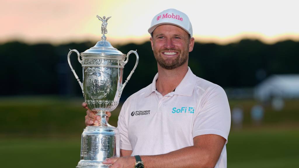 Wyndham Clark hält zum zweiten Mal nach 2023 den US-Open-Pokal in den Händen
