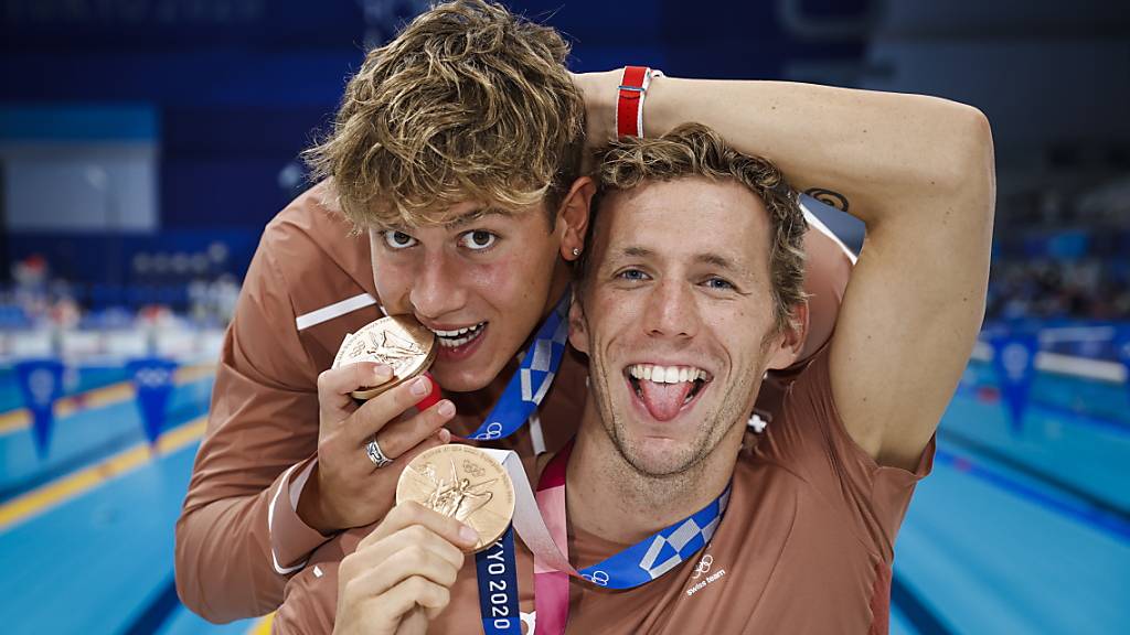Noè Ponti (links) und Jérémy Desplanches freuen sich gemeinsam über die gewonnene Bronzemedaille