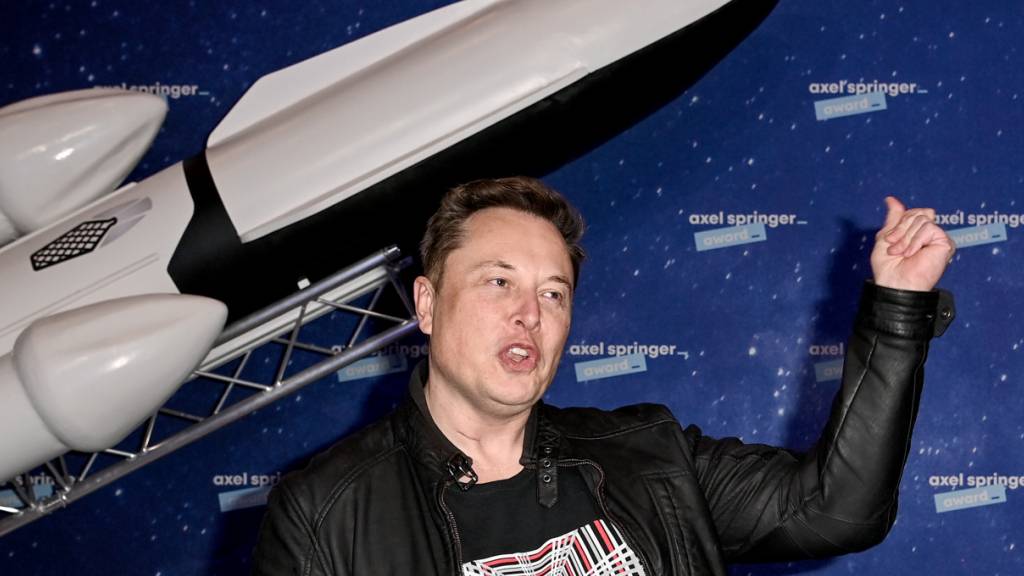 ARCHIV - Elon Musk, Chef der Weltraumfirma SpaceX und Tesla-CEO, kommt zur Preisverleihung des Axel Springer Award. Musks Raumfahrtfirma SpaceX hat einem US-Medienbericht zufolge gewarnt, dass sie womöglich nicht länger die Kosten für den kriegswichtigen Betrieb seines Satelliten- Internetdienstes in der Ukraine übernehmen kann. «Wir sind nicht in der Lage, weitere Empfangsanlagen an die Ukraine zu spenden oder die bestehenden Terminals auf unbestimmte Zeit zu finanzieren», zitierte der Sender CNN am Donnerstagabend (Ortszeit) aus einem Brief des Unternehmens an das US-Verteidigungsministerium vom September. (zu dpa «Bericht: SpaceX warnt vor Ende von Starlink-Finanzierung in Ukraine») Foto: Britta Pedersen/dpa-Zentralbild/dpa-pool/dpa