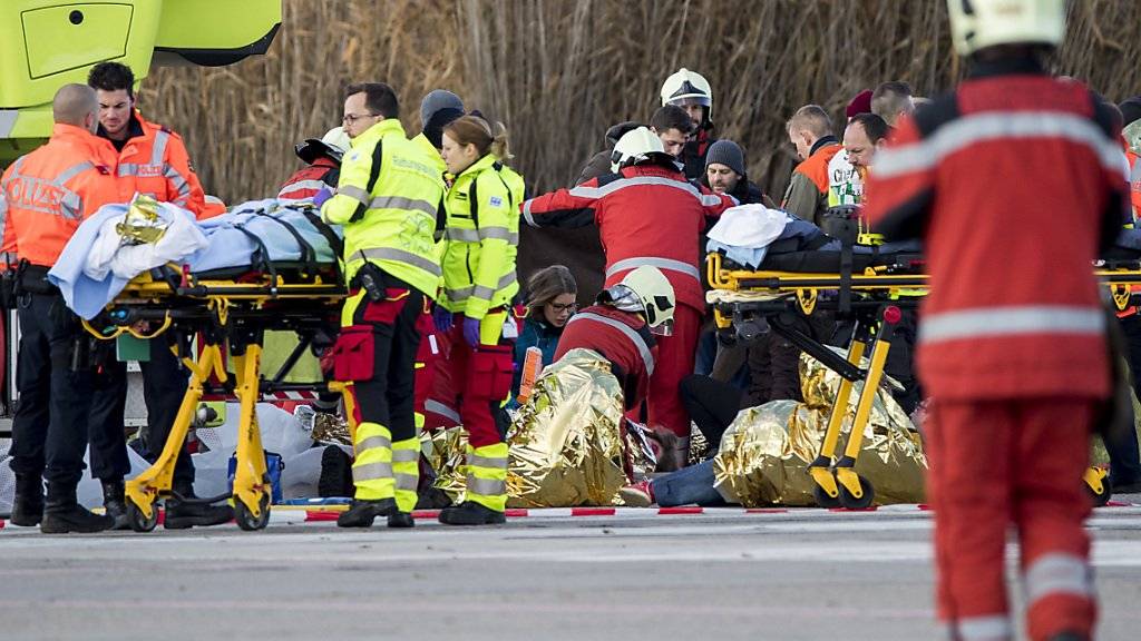 Rund 700 Personen nahmen an der diesjährigen Notfallübung «Speed 17» auf dem Flughafen Zürich teil. Das Szenario sah einen Bombenanschlag auf einen Passagierbus vor.