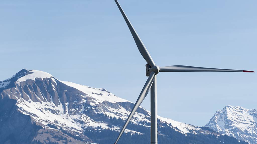 Blick auf das erste Windrad Graubündens in Haldenstein. Ein von der SVP geforderter Mindestabstand von 1000 Metern für Windanlagen zu Wohnbauten ist im Kantonsparlament klar gescheitert. (Archivbild)