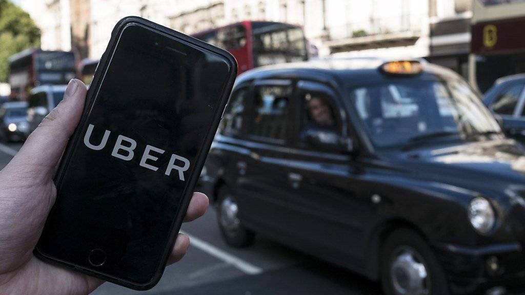 Uber gegen Taxi: Die Londoner Behörden haben die Reissleine gezogen und wollen den Fahrdienst auf Eis legen. Doch nicht nur juristischer Widerstand regt sich. (Themenbild)