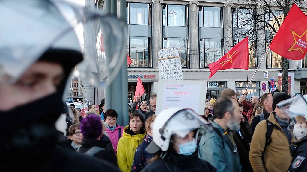 Teilnehmer einer Kundgebung von Kritikern der Coronamaßnahmen der Bundesregierung versammeln sich auf dem Leipziger Augustusplatz. Foto: Sebastian Willnow/dpa-Zentralbild/dpa