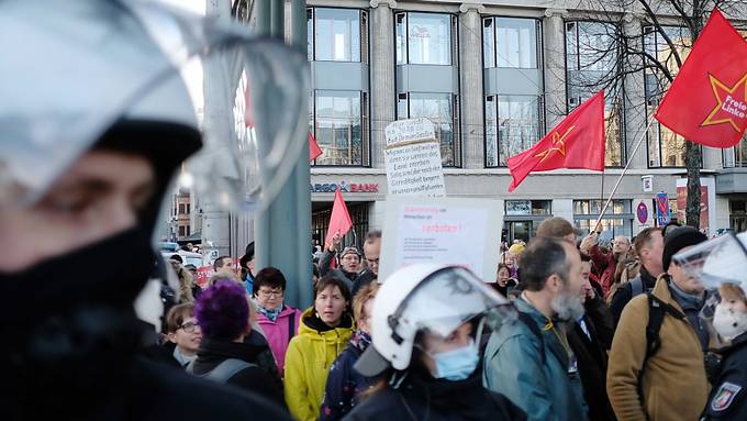 Mehr als 1000 Menschen bei Demo gegen Corona-Massnahmen in Leipzig