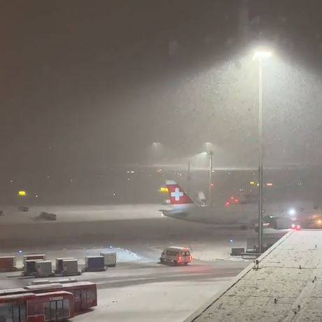 Schnee auf Rollbahn und eisige Flieger – mehrere Flüge ab Zürich annulliert 