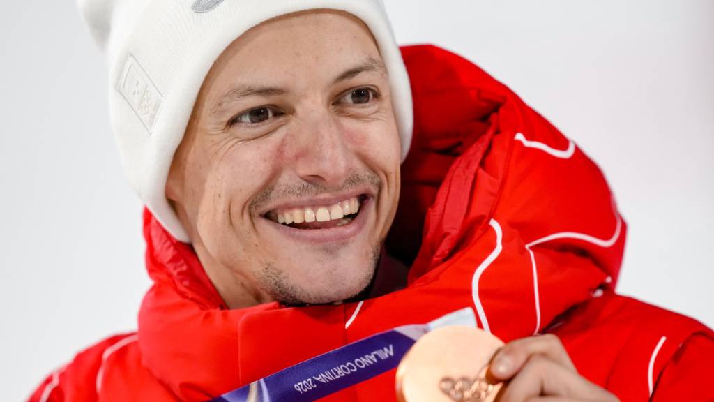 Gregor Deschwanden zeigt stolz seine Bronzemedaille