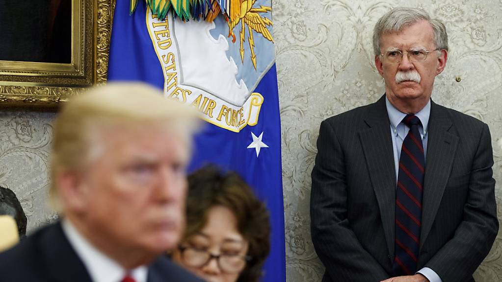 ARCHIV - John Bolton (r), US-Sicherheitsberater, steht neben Donald Trump, Präsident der USA, bei einem Treffen mit dem Präsidenten von Südkorea im Oval Office. Foto: Evan Vucci/AP/dpa