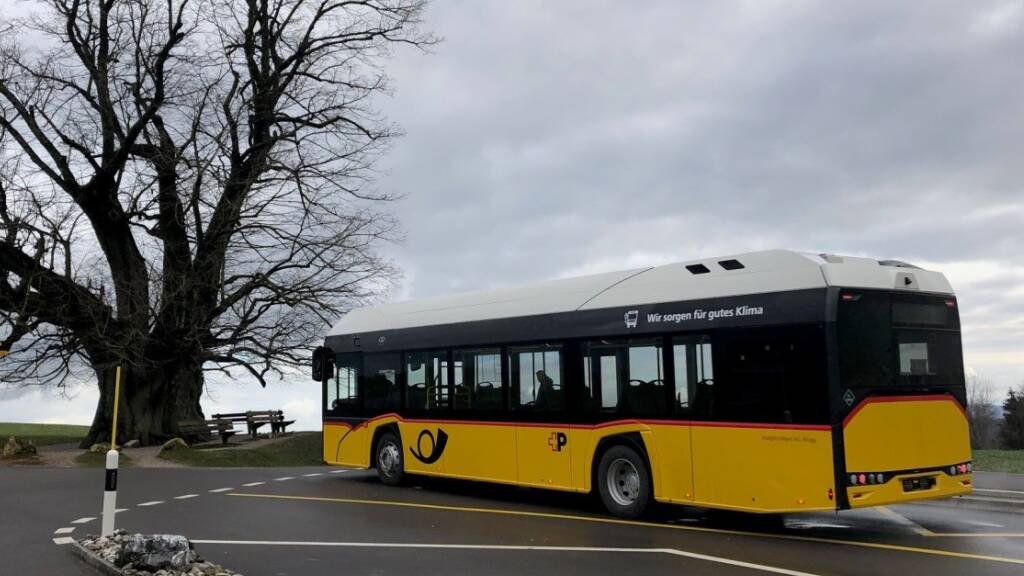 Das neue Wasserstoff-Postauto an der Bushaltestelle Bözberg Linn.