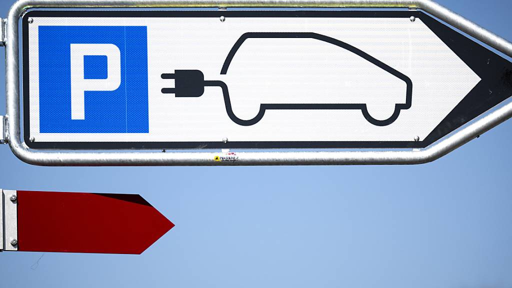 Entlang von Nationalstrassen sollen private Unternehmen Ladestationen für E-Autos aufbauen. Der Bund stellt dafür Grundstücke zur Verfügung. (Themenbild)