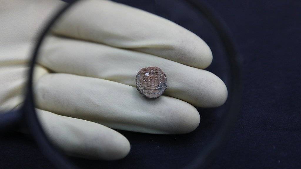 Eine Archäologin zeigt das Tonstück, das rund 2700 Jahre alt ist.