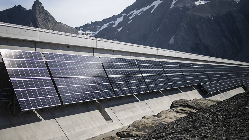 Die erste grosse alpine Solaranlage der Axpo wurde 2021 und 2022 auf der Muttsee Staumauer in Glarus erstellt. 