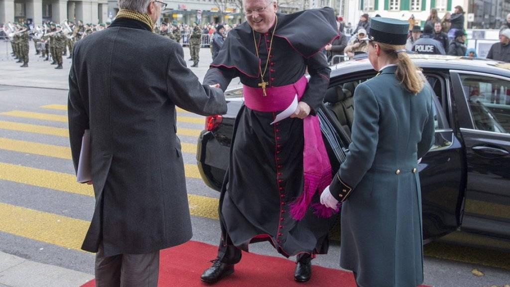Unschwer zu erkennen: Der Apostolische Nuntius, Thomas Edward Gullikson, betritt den roten Teppich vor dem Bundeshaus.