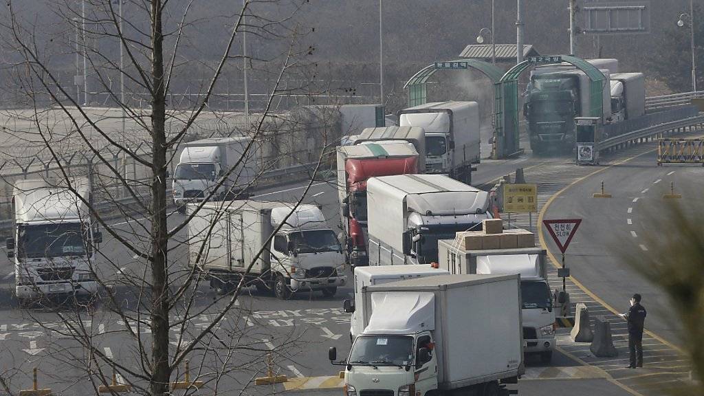 Erste südkoreanische Lastwagen kehren vom Industriepark Kaesong in Nordkorea zurück in den Süden.