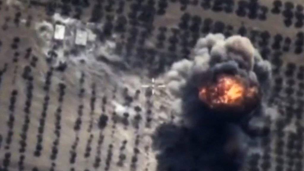 Luftaufnahme eines russischen Bombenangriffs am Donnerstag in der syrischen Provinz Idlib.