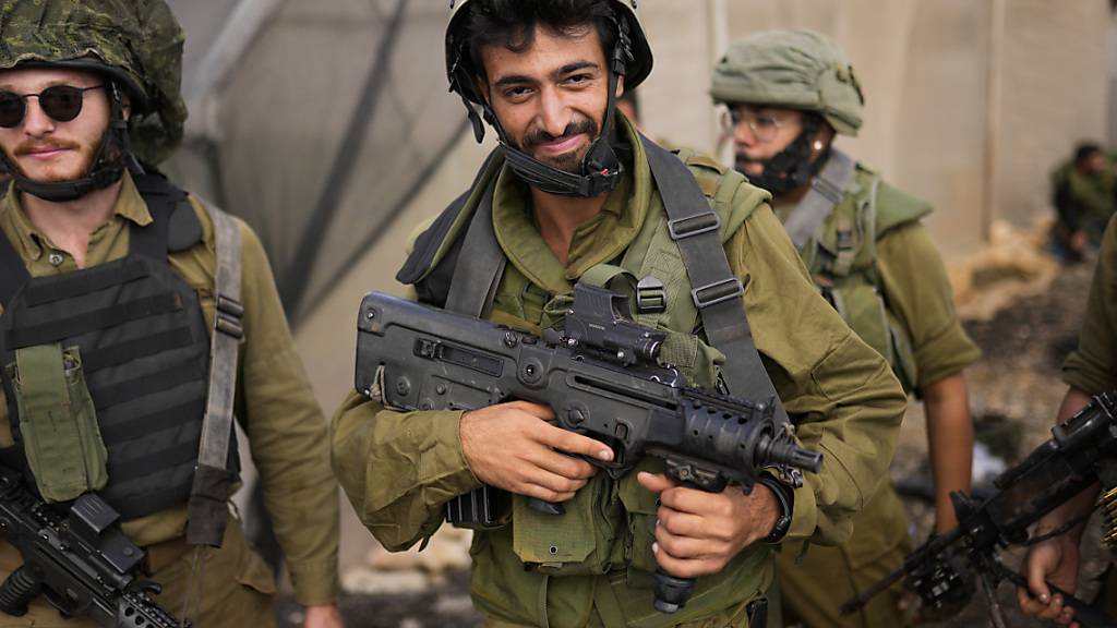 Die israelische Armee hat nach eigenen Angaben bei einem Luftangriff in Chan Junis im Süden des Gazastreifens den regionalen Chef des Hamas-Geheimdienstes getötet. Foto: Francisco Seco/AP/dpa