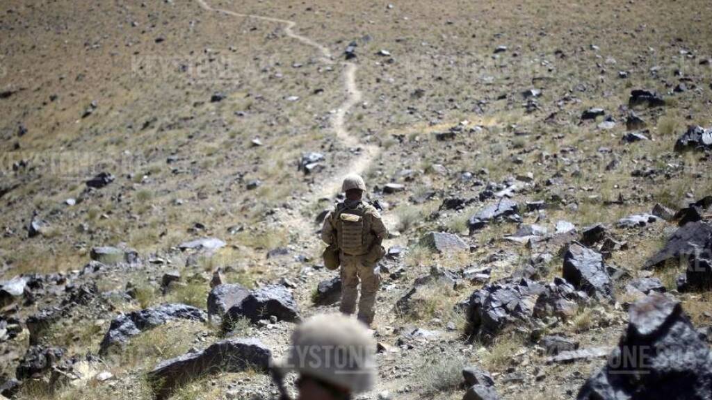 Auf diesem Foto vom Juni 2009 steigen US-Marineinfanteristen von einem Beobachtungsposten nahe Now Zad in der afghanischen Provinz Helmand ab. (Archivbild)