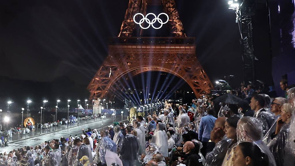 Die vollen Ränge beim Beachvolleyball neben dem Eiffelturm führen dazu, dass die Sportlerinnen kaum an Tickets für die eigenen Einsätze kommen