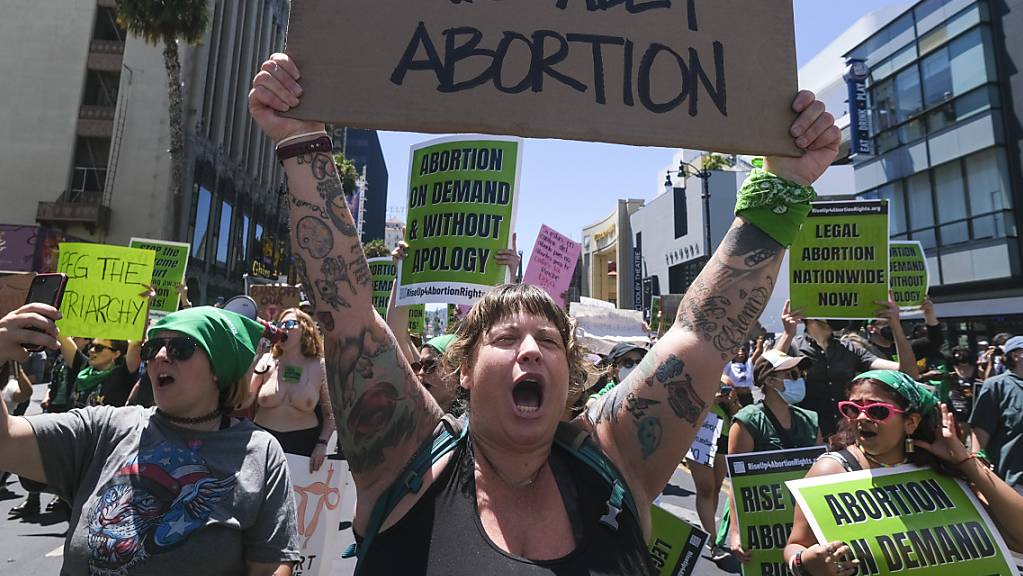 Abtreibungsrechtsaktivisten nehmen an einem Marsch entlang des Hollywood Boulevard teil, um die Bundesregierung aufzufordern, das Abtreibungsrecht landesweit wiederherzustellen. Foto: Ringo Chiu/ZUMA Press Wire/dpa