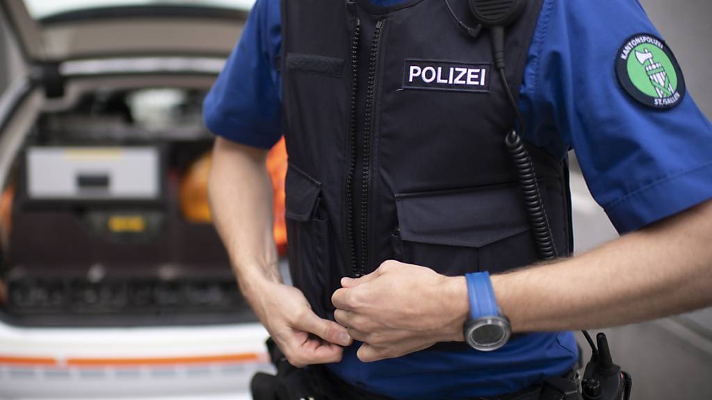 Die Kantonspolizei St. Gallen sucht Zeugen des Raubüberfalls (Symbolbild).