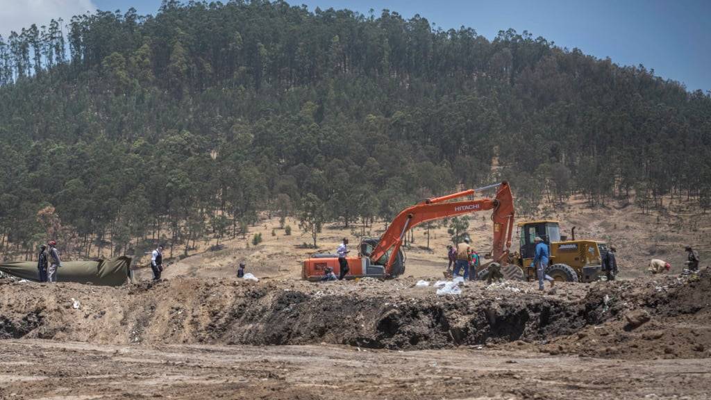 Bergungs- und Untersuchungsarbeiten an der Absturzstelle einer Boeing 737 Max der Ethiopian Airlines, die im März 2019 kurz nach dem Start verunglückte. (Archivbild)