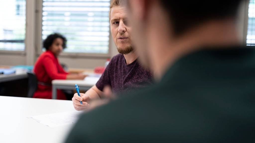 Vorläufig aufgenommene Ausländerinnen und Ausländer müssen fünf Jahre warten, bevor sie ein Stipendium für eine Ausbildung oder ein Studium bekommen können. Der Zürcher Kantonsrat will diese Wartefrist streichen. (Symbolbild)