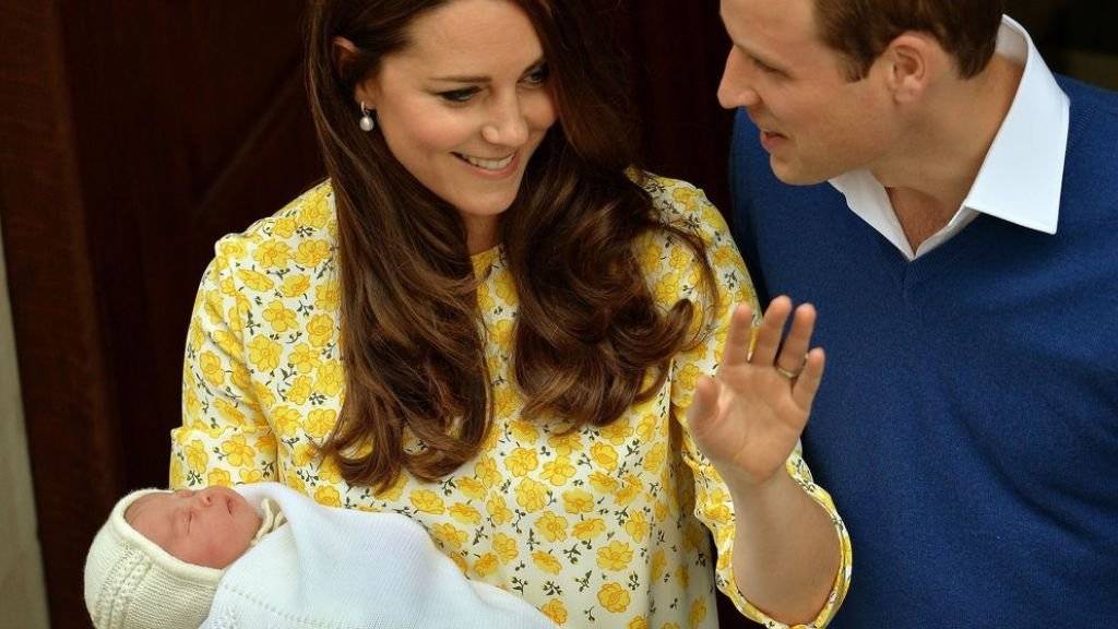 Herzogin Catherine, hier mit ihrem Gemahl Prinz William, soll nach Meinung der britischen Öffentlichkeit mehr leisten als einfach nur ihre Kinder zu betreuen (Archiv)