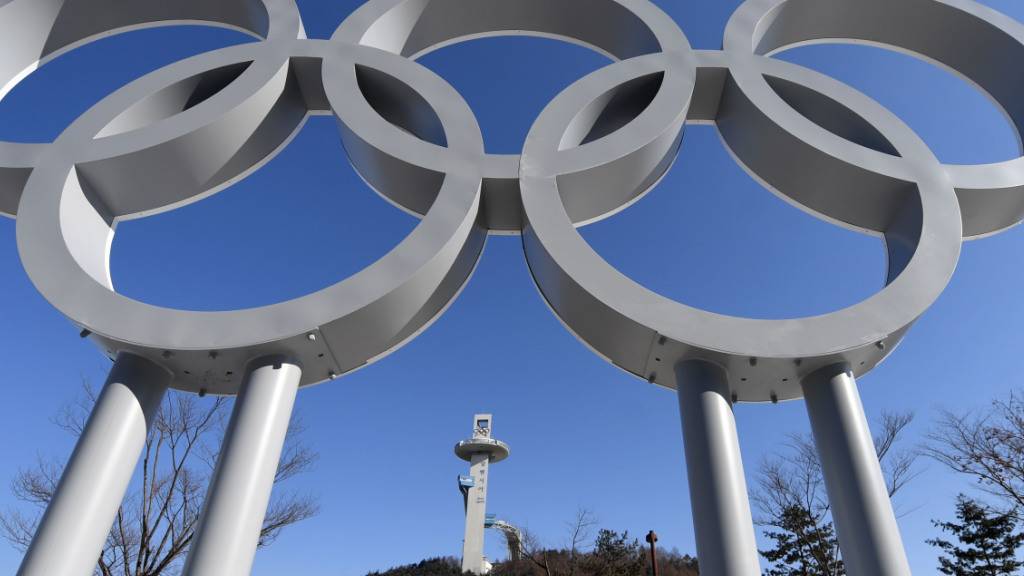 Der Nationalrat ist einverstanden, dass der Bund Olympische Winterspiele 2038 in der Schweiz mit bis zu 200 Millionen Franken unterstützt. Im Bild die Olympischen Ringe 2018 in Südkorea. (Archivbild)