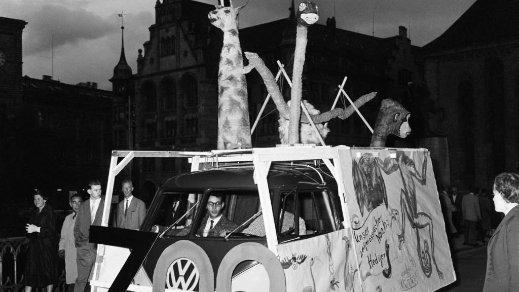 Eine Demonstration gegen die Entlassung des Zürcher Zoo-Direktors