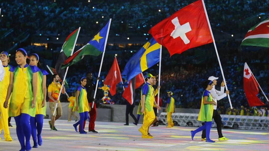 epa05506122 Flag bearer Nino Schurter (R) of Switzerland enters the Maracana Stadium during the Closing Ceremony of the Rio 2016 Olympic Games in Rio de Janeiro, Brazil, 21 August 2016.  EPA/SERGEI ILNITSKY