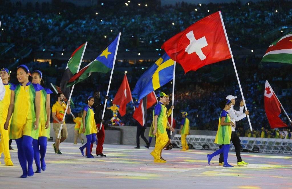 epa05506122 Flag bearer Nino Schurter (R) of Switzerland enters the Maracana Stadium during the Closing Ceremony of the Rio 2016 Olympic Games in Rio de Janeiro, Brazil, 21 August 2016.  EPA/SERGEI ILNITSKY