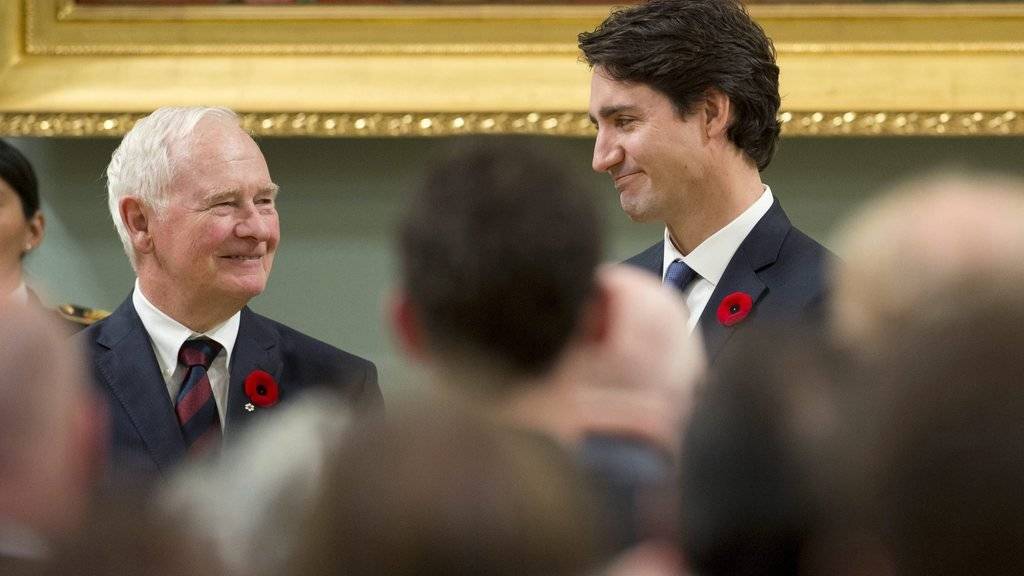 Der neue kanadische Premierminister Justin Trudeau (r.) steht bei seiner offiziellen Amtseinführung in der Rideau Hall in Ottawa neben Kanadas Generalgouverneur David Johnston