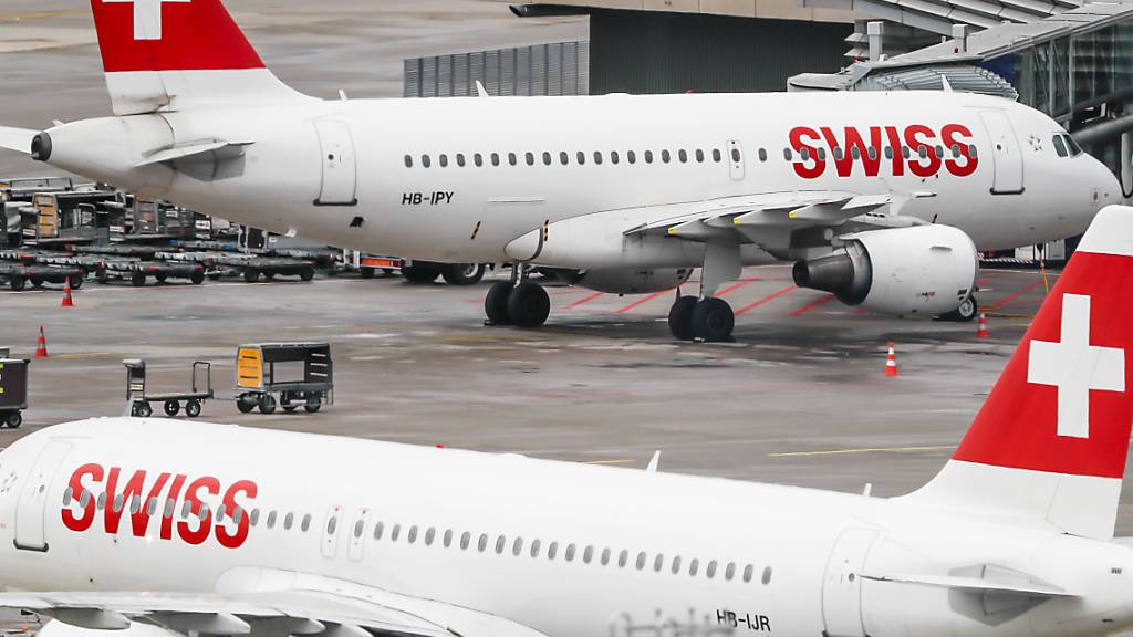 Die Fluggesellschaft Swiss dünnt ihren Flugplan wegen des Coronavirus weiter aus. (Archivbild)