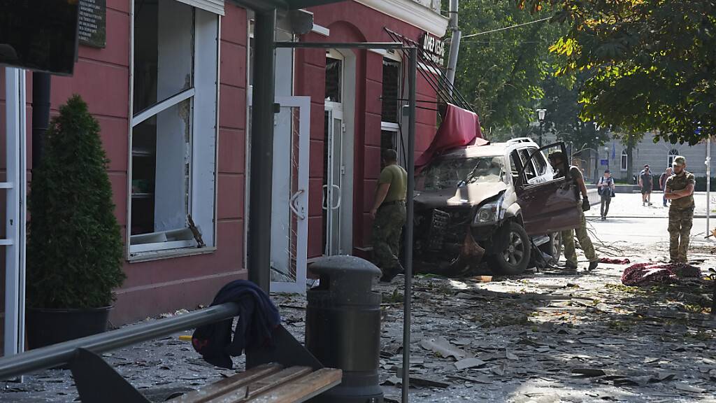 Ukrainische Soldaten inspizieren ein beschädigtes Gebiet nach einem Angriff. Foto: Efrem Lukatsky/AP/dpa